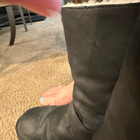 Ugg genuine leather winter boots black. Size 10.  Sheepskin lining F3010D. - Picture 11 of 14